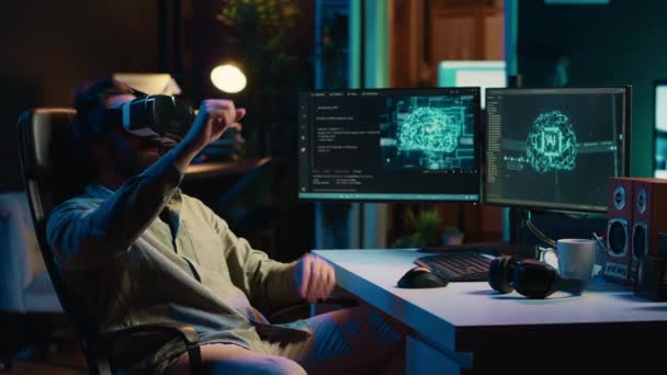 Een man die VR-headset gebruikt om programmeerwerk te doen, bang wordt nadat AI bewust wordt. Ontwikkelaar het oplossen van taken op de PC met virtual reality, gealarmeerd door zelfbewuste kunstmatige intelligentie, camera A - Video