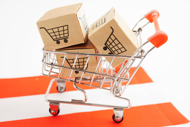 Shopping online, Shopping cart box su bandiera austriaca, import export, finance commerce. - Foto, immagini