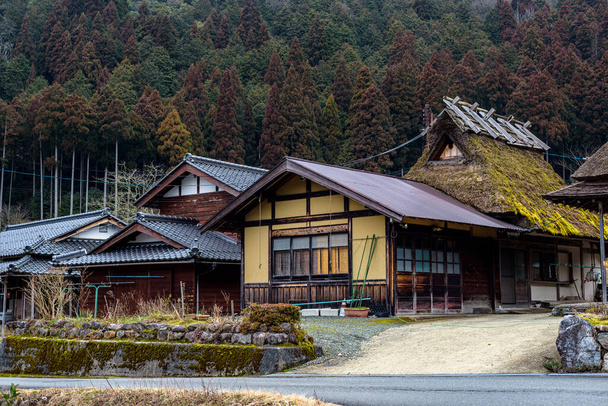Maisons traditionnelles de toit de chaume du village de Miyama dans la préfecture de Kyoto au Japon, réalisées à l'aide de la technique de toiture en herbe kayabuki, un patrimoine culturel immatériel de l'UNESCO le 17 février 2024 - Photo, image