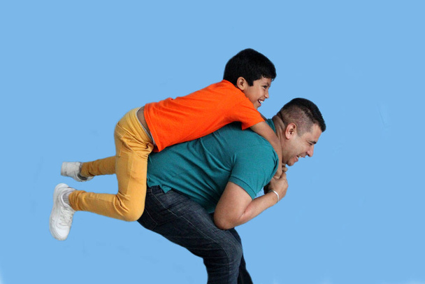 Geschiedener alleinerziehender Vater und sein 9-jähriger dunkelhäutiger Latino-Sohn spielen und verbringen viel Zeit und Spaß beim Vatertagsfest - Foto, Bild