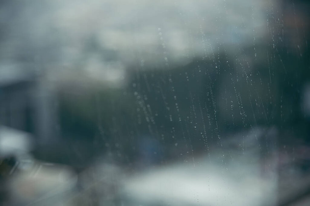 gotas de chuva no espelho com foco estreito em tom azul - Foto, Imagem