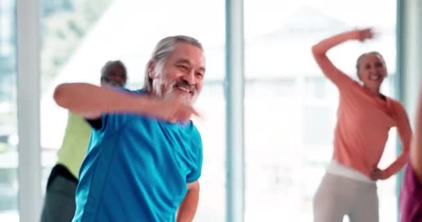 Άσκηση, τέντωμα και ανώτερος άνθρωπος της Ασίας στην κατηγορία ομάδα για την άσκηση, την κατάρτιση και την άσκηση καρδιο στο γυμναστήριο. Αθλητισμός, συνταξιοδότηση και ηλικιωμένοι άνδρες και γυναίκες προθερμαίνονται για ευεξία, πιλάτες και κέντρα υγείας. - Πλάνα, βίντεο