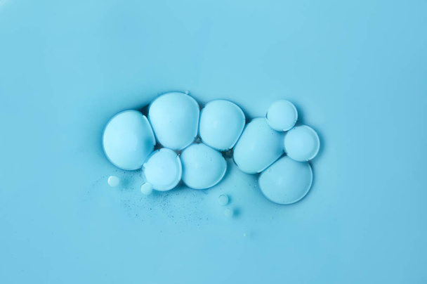Burbujas flotantes azules sobre una base de aceite. Pintura acrílica. Fondo abstracto. - Foto, Imagen