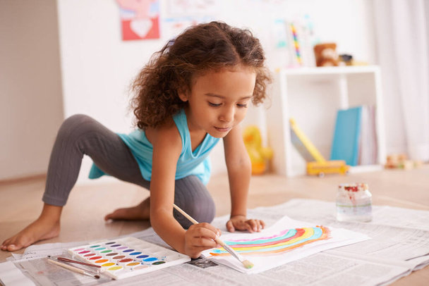 学校,教育,または少女は,創造的,学習,または子供の発達のために教室の床に虹を描いています. ペーパー,色のスプラッシュか幼稚園芸のペンキが付いている幸せな子供,スケッチまたは楽しいデッサン. - 写真・画像