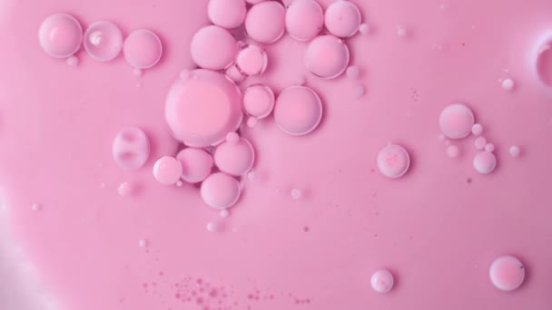 Růžové bublinky barvy na povrchu oleje. Akrylové barvy. Fantastický hypnotický povrch. - Záběry, video