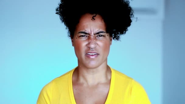 Una giovane donna nera arrabbiata e frustrata che esprime indignazione. Confrontational afroamericano 20s persona guardando fotocamera sentimento furioso - Filmati, video