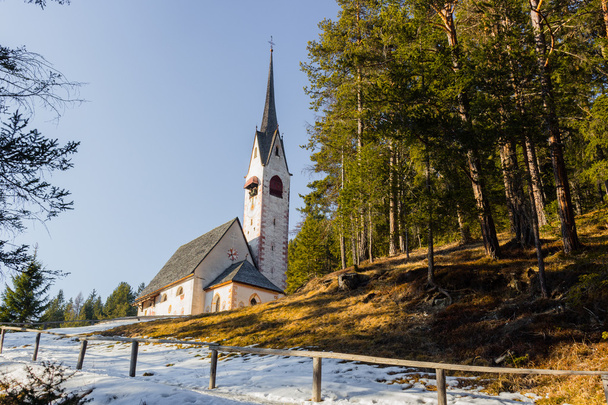 Εκκλησία του Αγίου Ιακώβου με θέα τα πεύκα δάση χιονισμένο πεδία και - Φωτογραφία, εικόνα