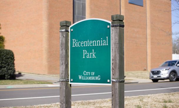 Zöld Bicentennial Park Bejelentkezés Williamsburgben, Virginiában - Fotó, kép
