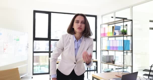 Femme d'affaires en colère crie et licencie un employé. Des émotions négatives crient sur le lieu de travail - Séquence, vidéo