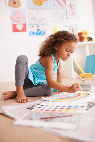 Lastentarha, koulutus tai tyttö maalaa sateenkaaren luokkahuoneen lattialle luovaa, oppimista tai lapsen kehitystä varten. Paperi, väri roiske tai makea lapsi koulun taidemaalilla, luonnoksella tai hauskalla piirustuksella. - Valokuva, kuva