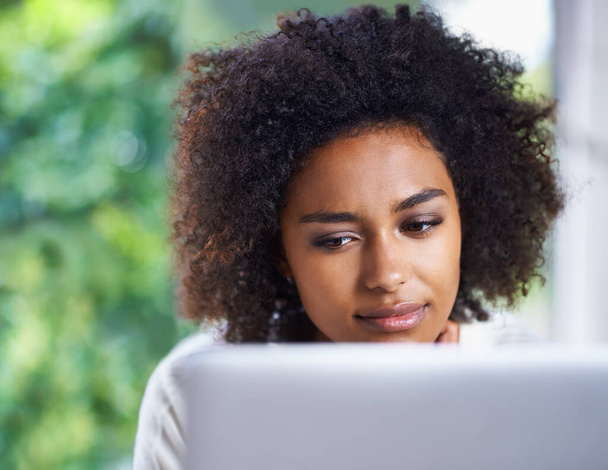 Arc, laptop és gondolkodás afro fekete nő a nappaliban otthon a kutatás vagy a távoli munka. Számítógép, tervezés vagy problémamegoldás fiatal szabadúszó alkalmazottal vagy vállalkozóval a lakásban. - Fotó, kép
