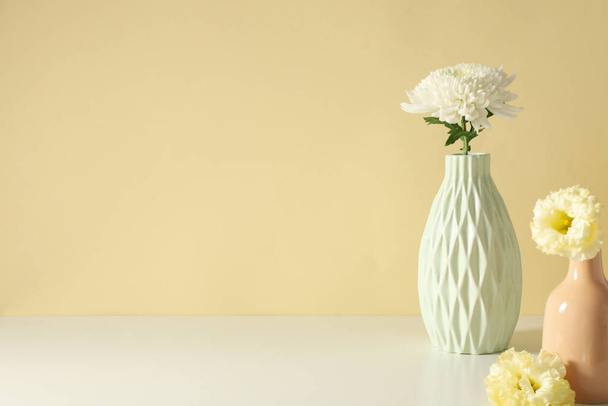 Verse bloemen in een vaas op een lichte ondergrond. - Foto, afbeelding