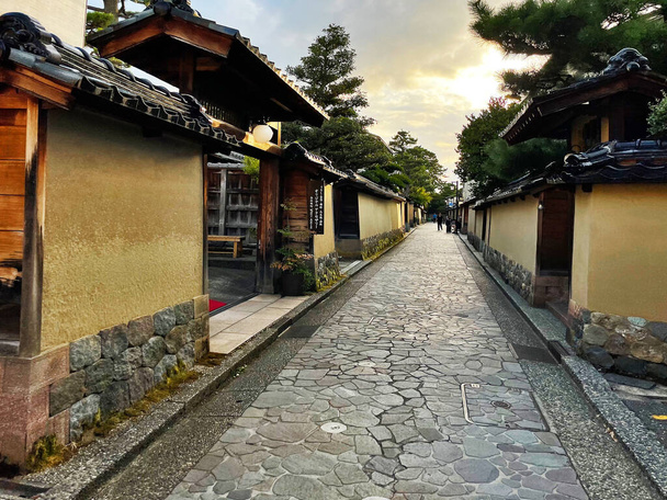 Сохранение традиций: Исторические деревянные дома Нага-мати, Канадзава, Исикава, Япония - Фото, изображение