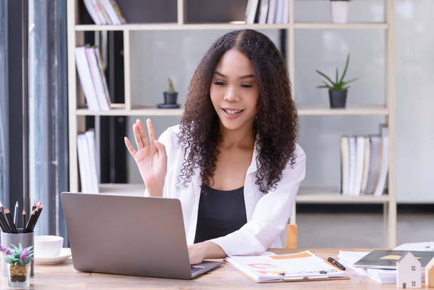 Bizneswoman pracująca przed laptopem w biurze. Przypadkowa i udana koncepcja biznesu - Zdjęcie, obraz