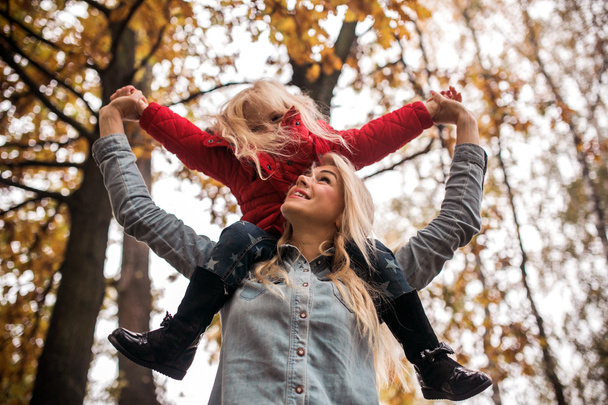 Mãe com filha no parque de outono - Foto, Imagem