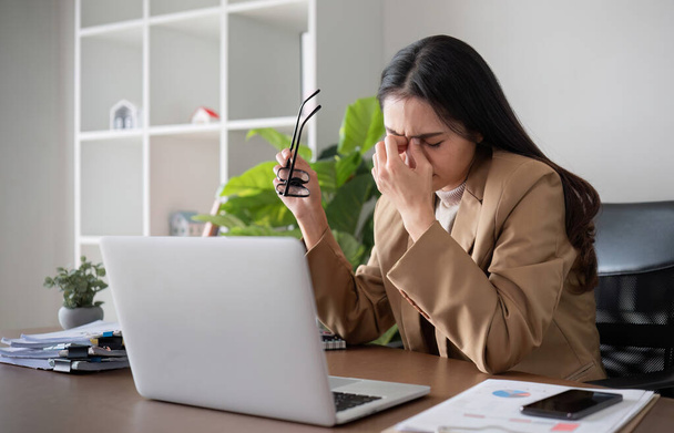 Onneton Aasian liiketoiminnan nainen osoittaa stressiä yli epäonnistunut liiketoiminnan työskennellessään kotona toimistossa koristeltu rauhoittava vihreitä kasveja.. - Valokuva, kuva