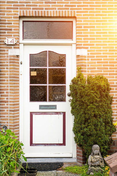 Fasáda typického holandského domku s cihlovými zdmi, schody, okny předních dveří. Dveře na ulici, Nizozemsko - Fotografie, Obrázek