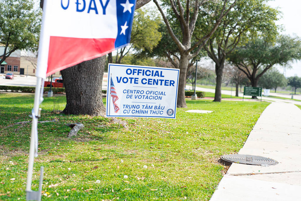 Panneau de cour et bannière de vote montrant le centre officiel de vote en anglais, espagnol, vietnamien pour accueillir les groupes résidents et non-anglophones sur le trottoir de l'emplacement de vote, Dallas, Texas. États-Unis - Photo, image