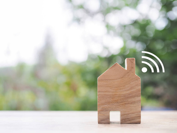 Мініатюрний будинок з сигналом Wi-Fi. Концепція підключення до мережі, Інтернет речей, технологія управління розумним домом та автоматизації системи - Фото, зображення