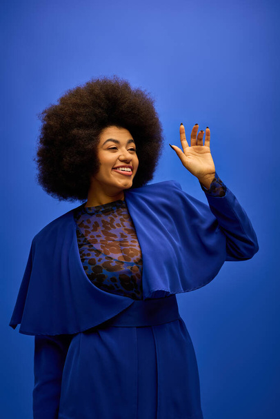 Mulher afro-americana elegante com cabelo encaracolado. - Foto, Imagem