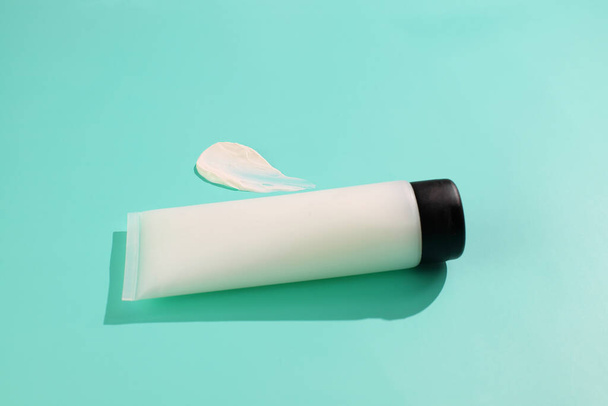 Mockup de tubo de creme cosmético, recipiente de cuidado de rosto loção - Foto, Imagem