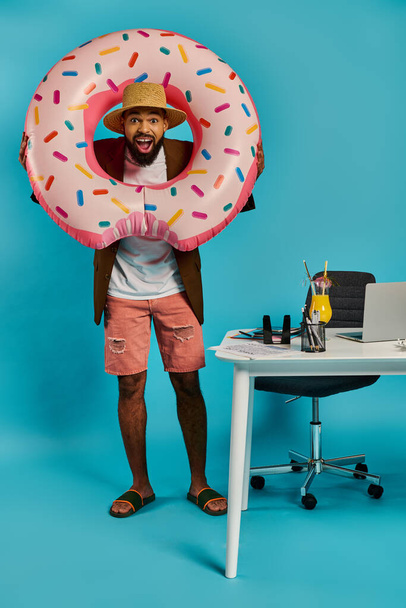 Um homem brinca com um colossal donut na frente de seu rosto, criando uma cena caprichosa e surreal. - Foto, Imagem