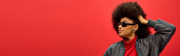 Κομψό Αφροαμερικανή γυναίκα με σγουρά μαλλιά και γυαλιά ηλίου εντυπωσιακό μια στάση. - Φωτογραφία, εικόνα