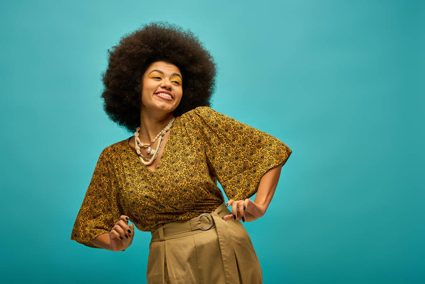 スタイリッシュなアフリカ系アメリカ人女性,カーリーヘアードは活気に満ちた青色の背景に対して閉じます. - 写真・画像