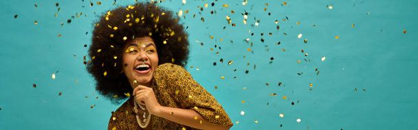 Femme afro-américaine à la mode avec coiffure bouclée entourée de confettis colorés. - Photo, image