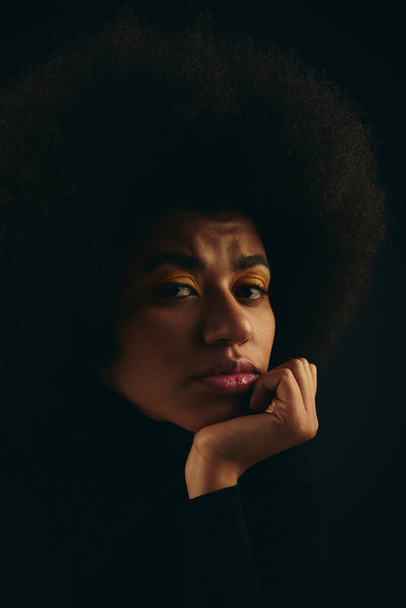 Stílusos afro-amerikai nő göndör haj, pózol ellen élénk háttér. - Fotó, kép