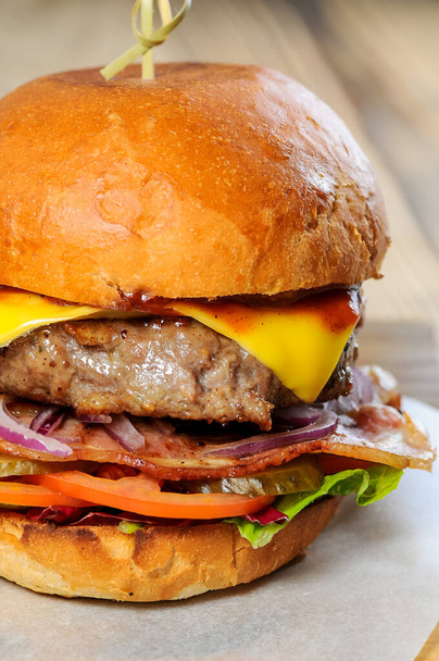 ízletes burger marhahússal a fa asztalon - Fotó, kép