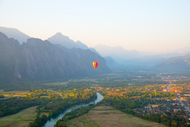 Bunte Luftballons am Himmel. - Foto, Bild