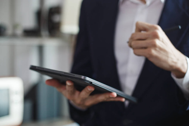 Lähikuva digitaalinen tabletti, menestyvä liikemies osoittaa kirjoittamalla kosketuslevy työskentelee toimistossa.  - Valokuva, kuva