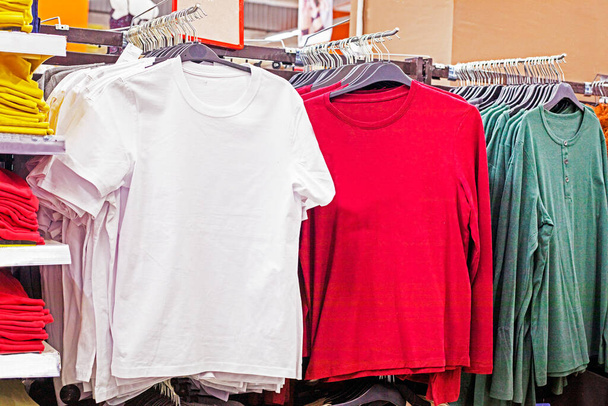 wielokolorowe męskie koszulki i raglany w supermarkecie. Moda i styl - Zdjęcie, obraz