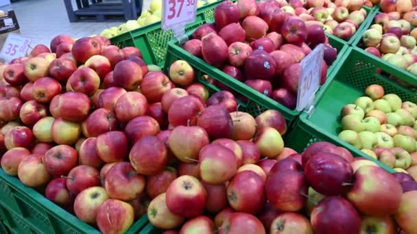 Яблука на полицях у яскравій сцені супермаркету. Досліджуйте різноманітні яблука на полицях у цьому супермаркеті - Кадри, відео
