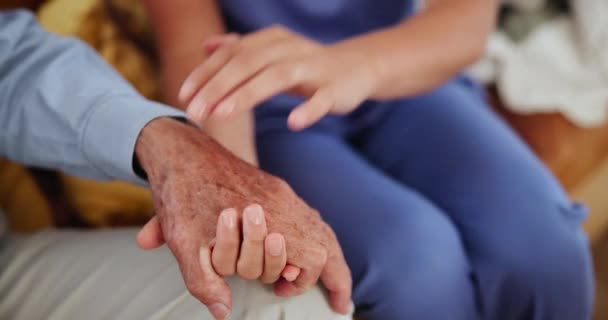 Senior care, empatiaa tai lähikuva sairaanhoitaja kädestä henkilön terveydenhuollon, hyvinvointi tai palvelu. Tukea, rakkautta ja hoitaja auttaa mukavuutta tai iäkkäiden potilaiden lääkärintarkastus tai hoitotyön. - Materiaali, video
