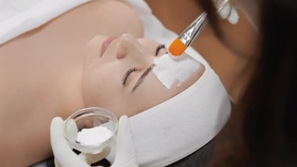 Salon kosmetyczny ze sprzętem do pielęgnacji skóry: Profesjonalne zabiegi i innowacyjne technologie, które pomagają poprawić zdrowie i wygląd skóry. Pielęgnacja Pięknej Kobiety. Wysokiej jakości materiał 4k - Materiał filmowy, wideo
