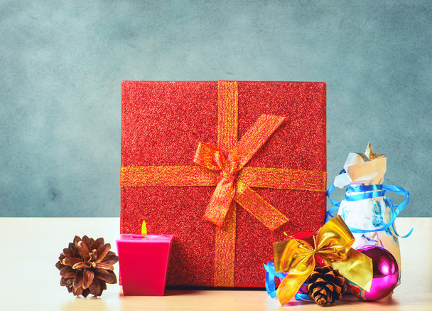 Noel hediyeleri ve mum - Fotoğraf, Görsel