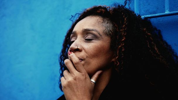 Jedna zamyślona kobieta po pięćdziesiątce walcząca z żalem i błędami z przeszłości, kontemplacyjna Afroamerykanka czująca się przytłoczona lękiem i problemami - Zdjęcie, obraz