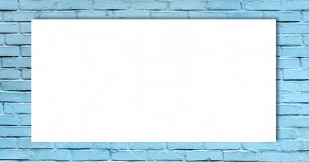 Βίντεο από λευκό φύλλο χαρτιού κλιμάκωση σε ανοιχτό μπλε φόντο τοίχο από τούβλα. Στο πάνω μέρος. Διαφημιστικό βίντεο με θέση για κείμενο. Υφή ενός τοίχου από τούβλα. Πρότυπο βίντεο ή μακέτα - Πλάνα, βίντεο