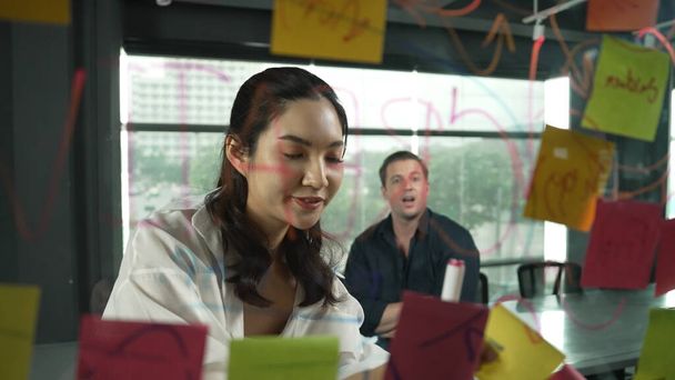 Young confident businesswoman present project to expert investor. Professional project manager uses sticky notes to explain startup project, sharing brainstorming ideas to investor. Manipulator. - Фото, зображення
