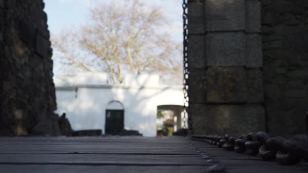 Puente de madera y puerta al casco antiguo de Colonia del Sacramento, una antigua ciudad colonial con historia española y portuguesa en el Río de la Plata en Uruguay cerca de Montevideo y Buenos Aires - Metraje, vídeo