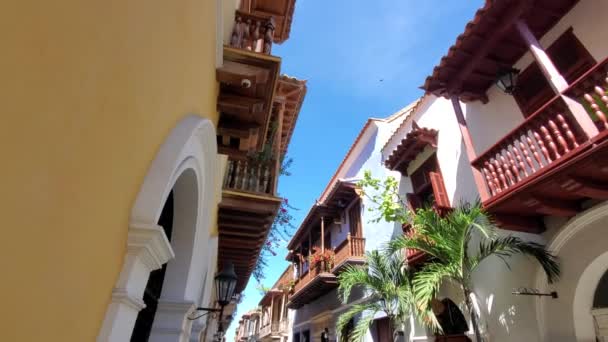 Kolumbia. Kolónia Cartagena fallal körülvett város és színes házak történelmi központjában. - Felvétel, videó