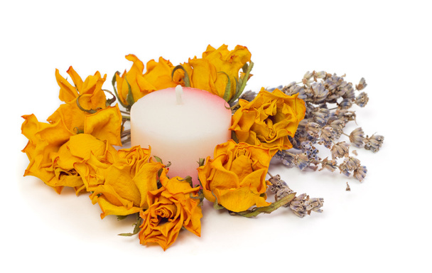 Accessoires Spa, roses jaunes séchées avec lavande et bougie
 - Photo, image