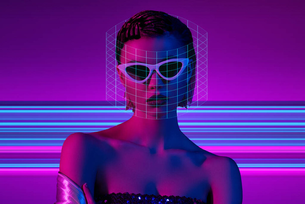Creatieve abstracte futuristische collage van coole vrouw dragen innovatieve bril toegang tot virtuele realiteit op violette achtergrond. - Foto, afbeelding