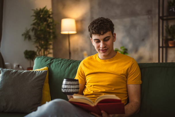 Mladý muž kavkazský teenager číst knihu studie na domácí vzdělávání koncept - Fotografie, Obrázek