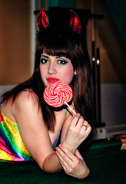 Mädchen mit Süßigkeiten im Teufelskostüm - Foto, Bild