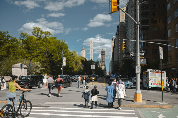 New York, USA, 7. Mai 2023. In Manhattan drängen sich im Sommer Straßen voller Menschen. Großstadt urbanes Leben Konzept Hintergrund. Berühmte Sehenswürdigkeiten, Touristenbusse und gelbe Taxis - Foto, Bild