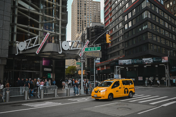 New York, ABD, 7 Mayıs 2023. Yazın Manhattan 'da sokaklar insan kaynıyor. Büyük şehir hayatı kavramı. Ünlü eğlence yerleri, turistik otobüsler ve sarı taksiler. - Fotoğraf, Görsel