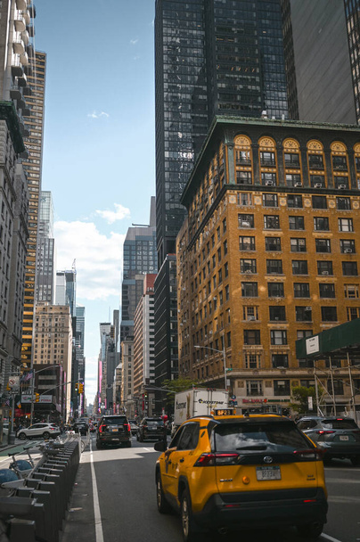 Нью-Йорк, США, 7 травня 2023. Вулиці, повні людей в Манхеттені влітку. Основа концепції міського життя великого міста. Відомі пам'ятки місця, туристичні автобуси і жовті кабіни - Фото, зображення